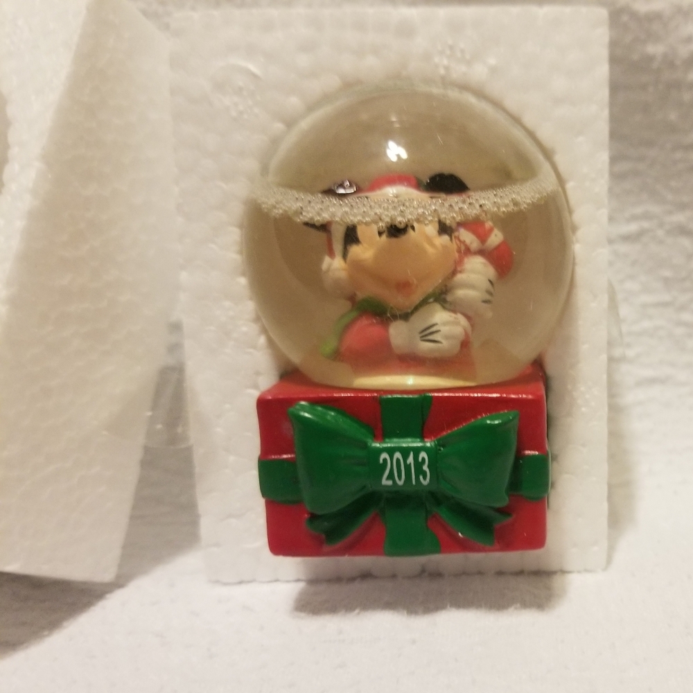 EUC 2013 Mickey Mouse snowglobe - Picture 11 of 11